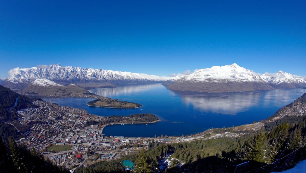 Winter scene in the snow, Queenstown. New Zealand. FlexiToursNZ